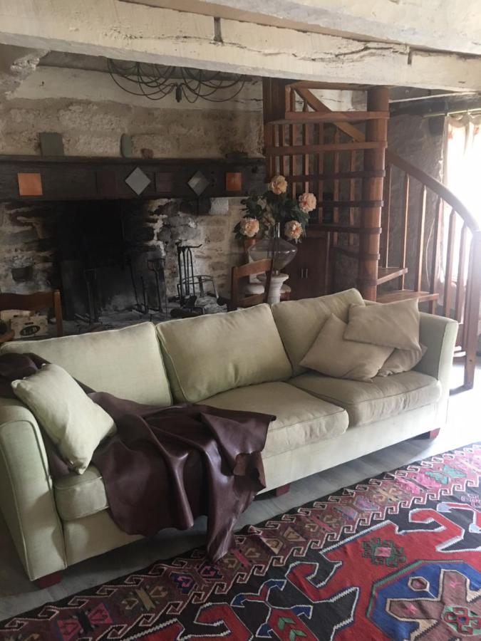 Le Moulin A Huile Bed & Breakfast Vailhourles Exterior photo